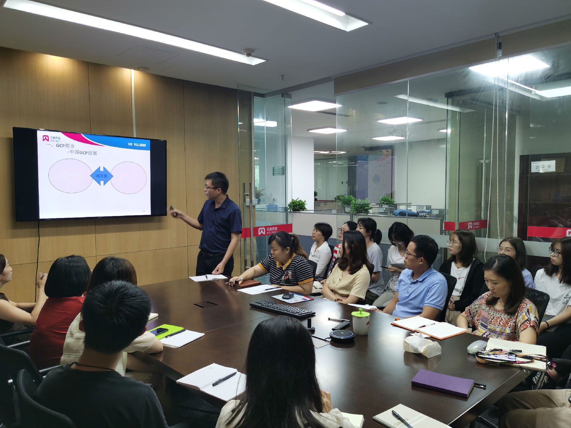 2020年8月21日，临床注册经理唐邦忠组织培训药品临床知识。